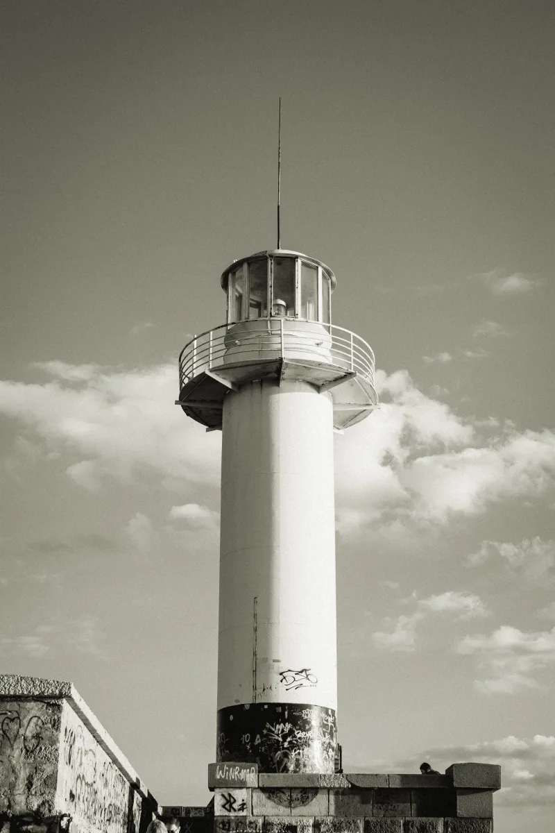 Черно-бяла авторска фотография на морски фар